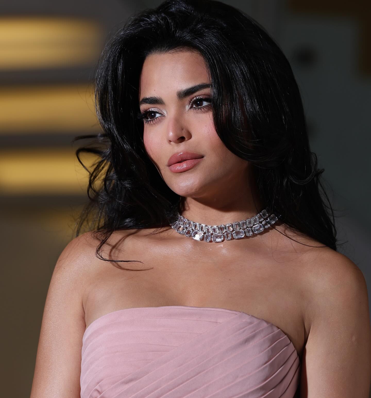 أسماء جلال زادت من بهاء طلّتها بمجوهرات سواروفسكيSWAROVSKI البرّاقة